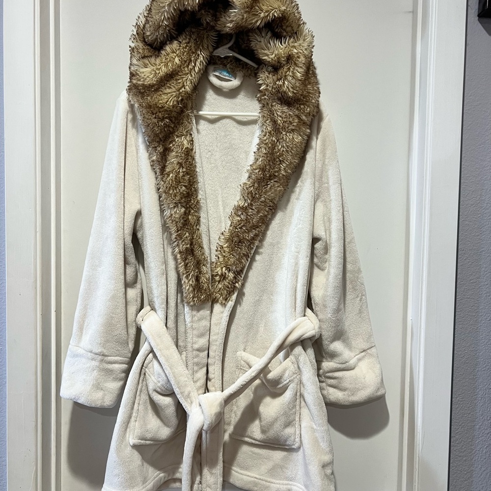 Women's Cream Faux Fur Trim Robe
